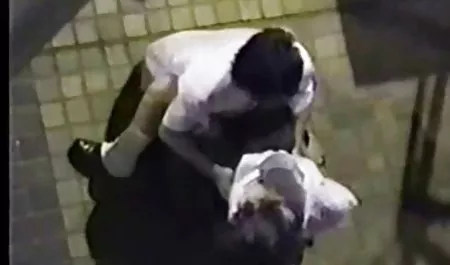 نازک آماده سوس پورن به نشستن در بالای آلت تناسلی مرد