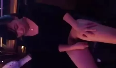 مرد هیکل نوزاد که دانلود فیلم سکسی پورن او را دعوت به سوار شدن